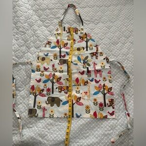 Little kid apron with front pocket and adjustable Velcro around the neck, clean